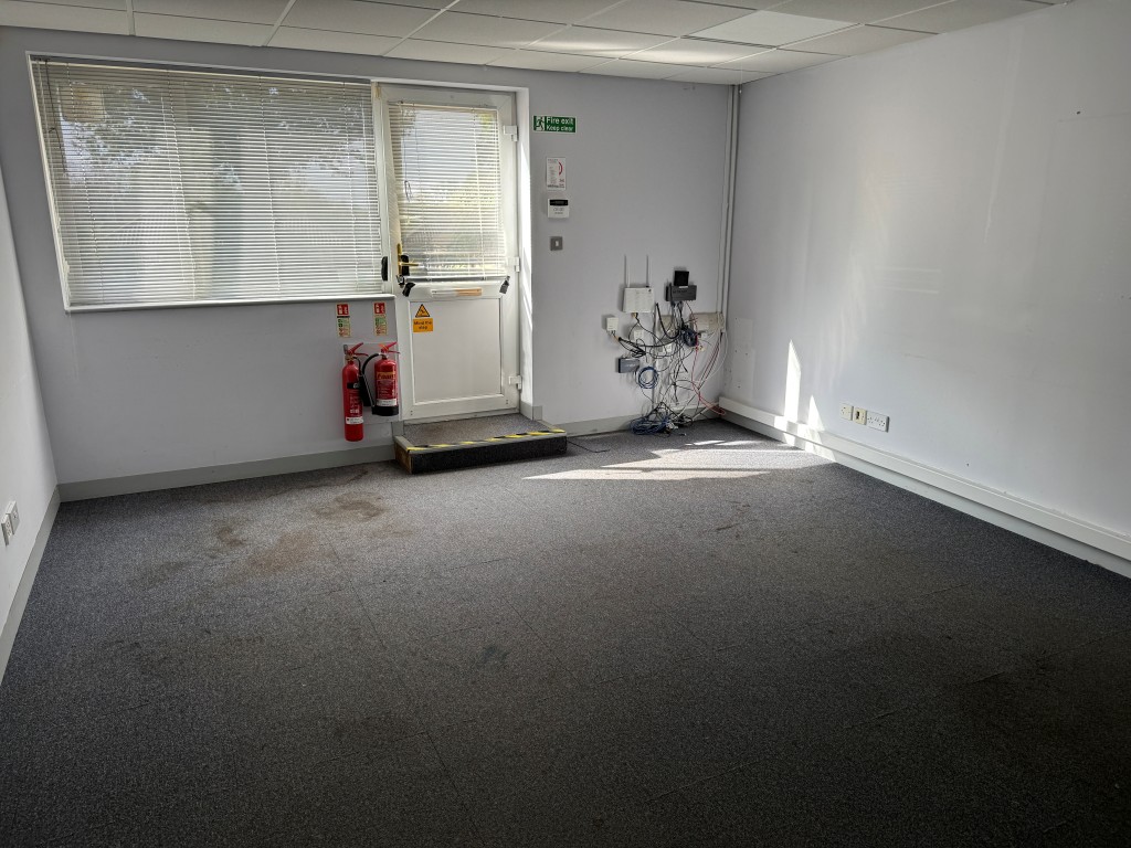 Lot: 11 - DETACHED PROPERTY ARRANGED AS OFFICES AND GARAGES WITH POTENTIAL - GF front office 4